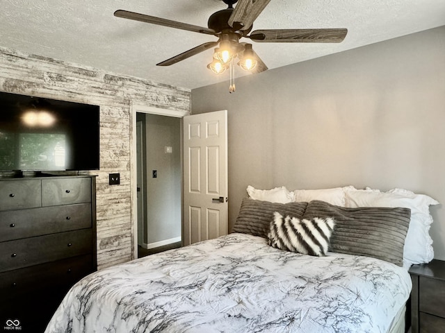 bedroom featuring ceiling fan and a textured ceiling