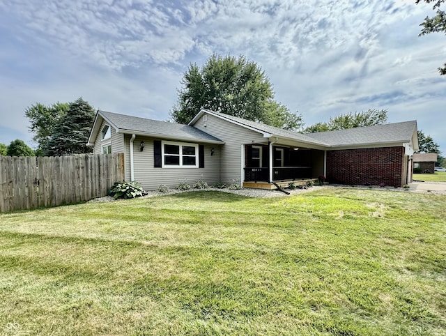 ranch-style home featuring a front lawn