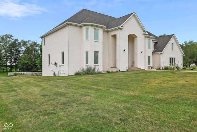 view of front of house with a front yard