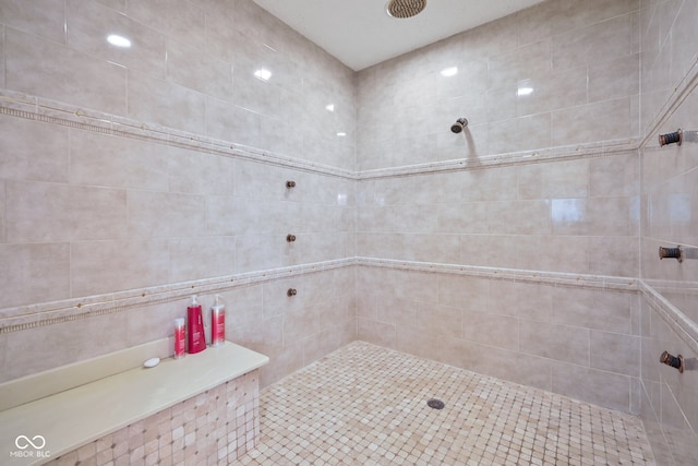 bathroom featuring tiled shower