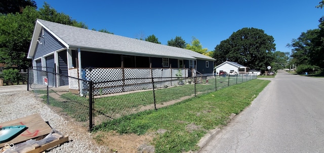 view of front of property featuring a front yard