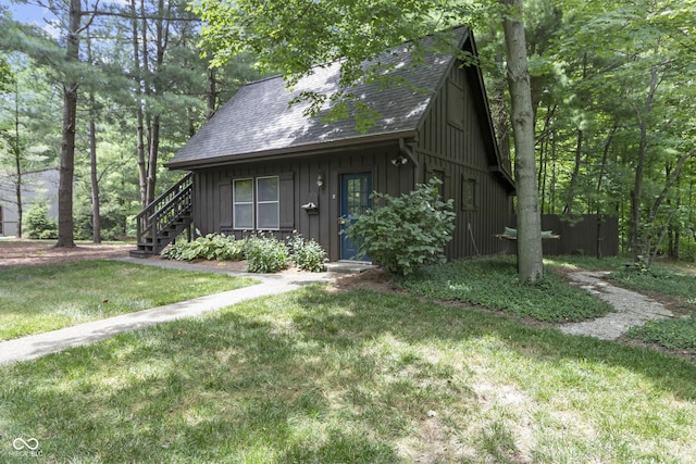 view of front of house featuring a front lawn