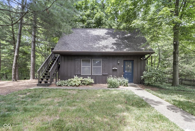 view of front of house featuring a front yard