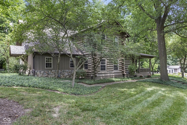 view of front of property featuring a front yard