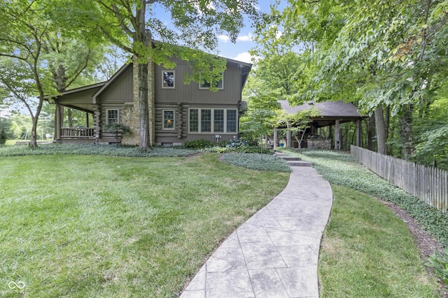 view of front facade featuring a front yard and covered porch