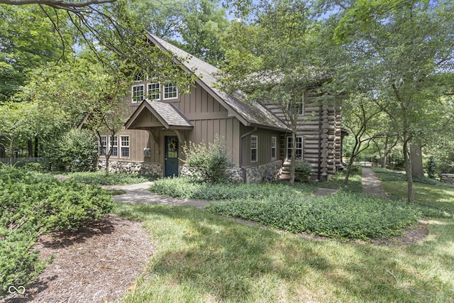 view of front of home featuring a front lawn