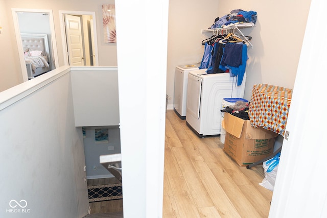 washroom featuring light wood-type flooring and washing machine and clothes dryer