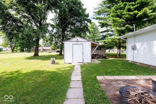 view of yard with a shed