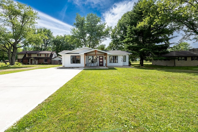 view of front of property with a front lawn