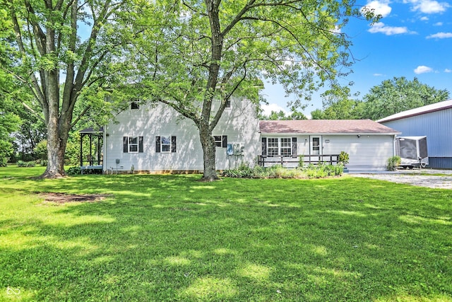 view of front of house featuring a front yard