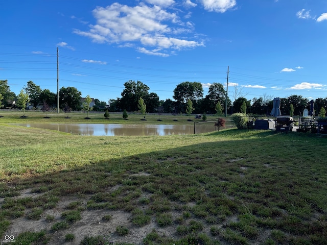 view of yard featuring a water view