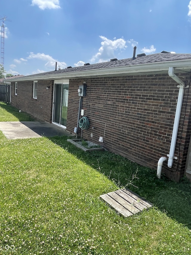 back of house featuring a yard