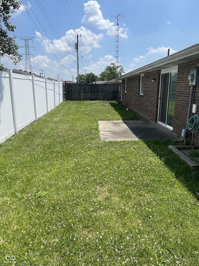 view of yard featuring a patio area