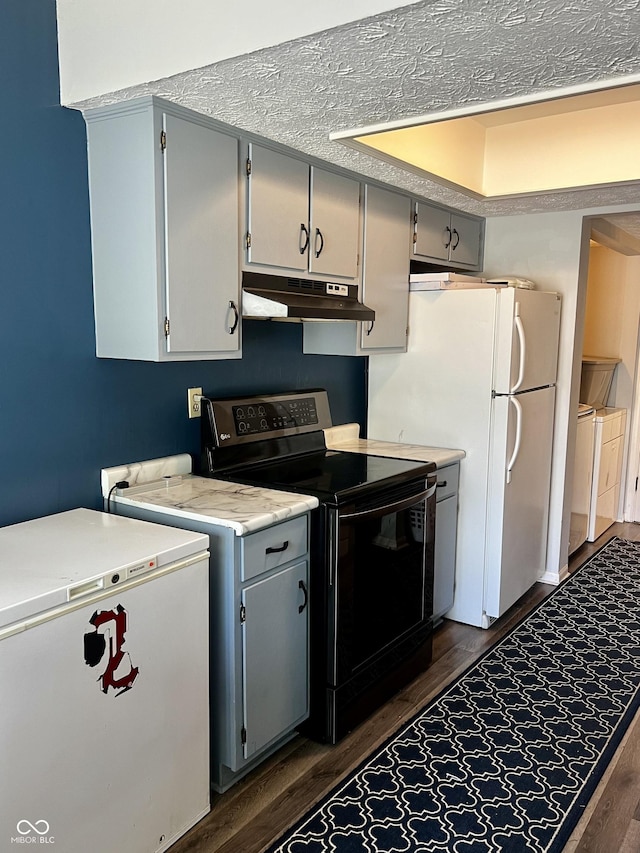 kitchen with refrigerator, gray cabinets, dark wood-type flooring, and electric stove