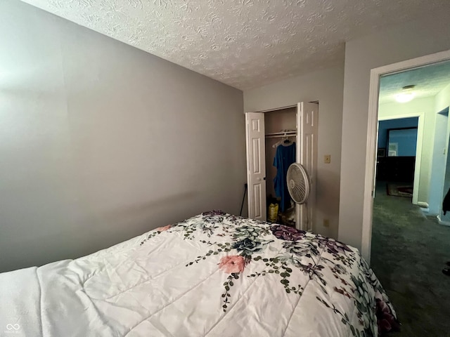 bedroom featuring carpet, a textured ceiling, and a closet