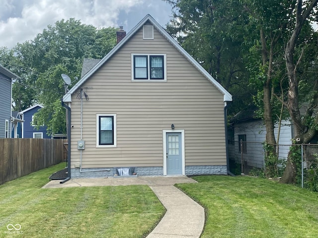 back of house featuring a yard