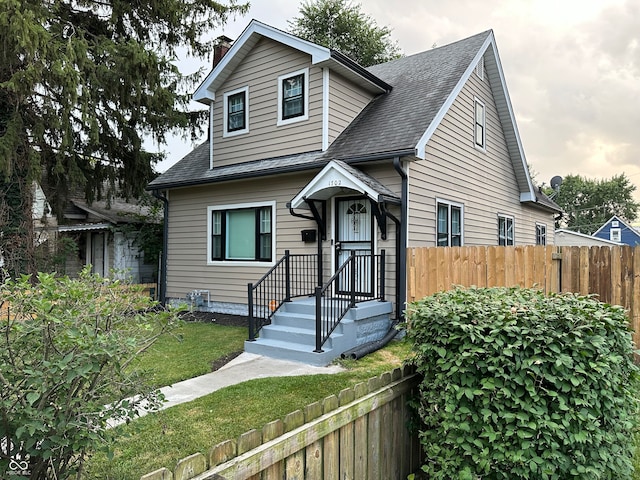 view of front facade featuring a front yard