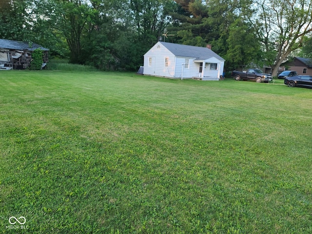 view of yard featuring an outbuilding