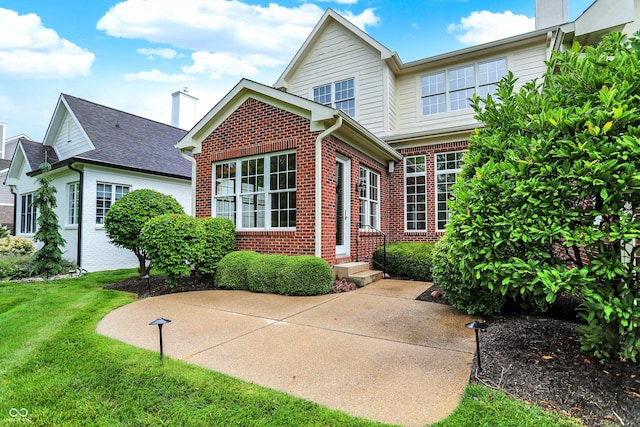 view of front of home featuring a front lawn