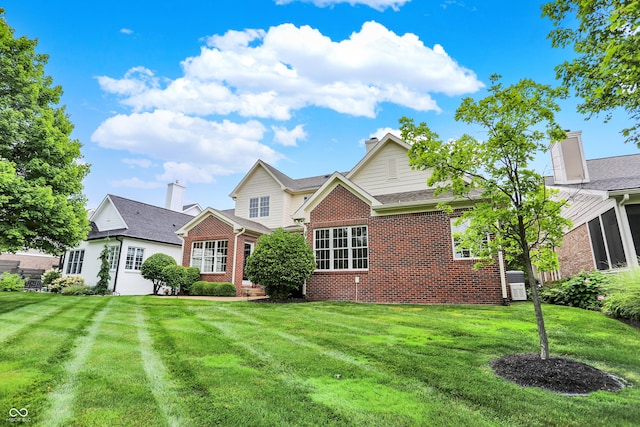 view of front of house featuring a front lawn