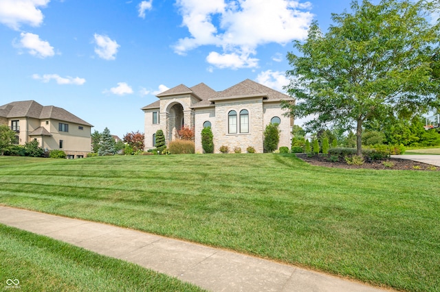 view of front of home featuring a front yard