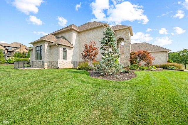 view of front of property featuring a front yard