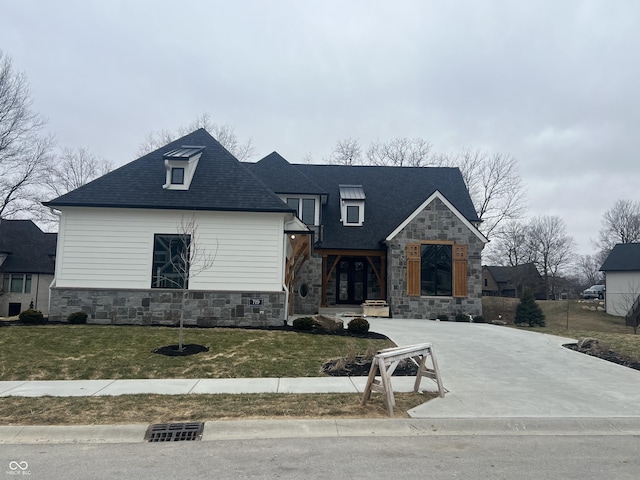 view of front facade featuring a front lawn