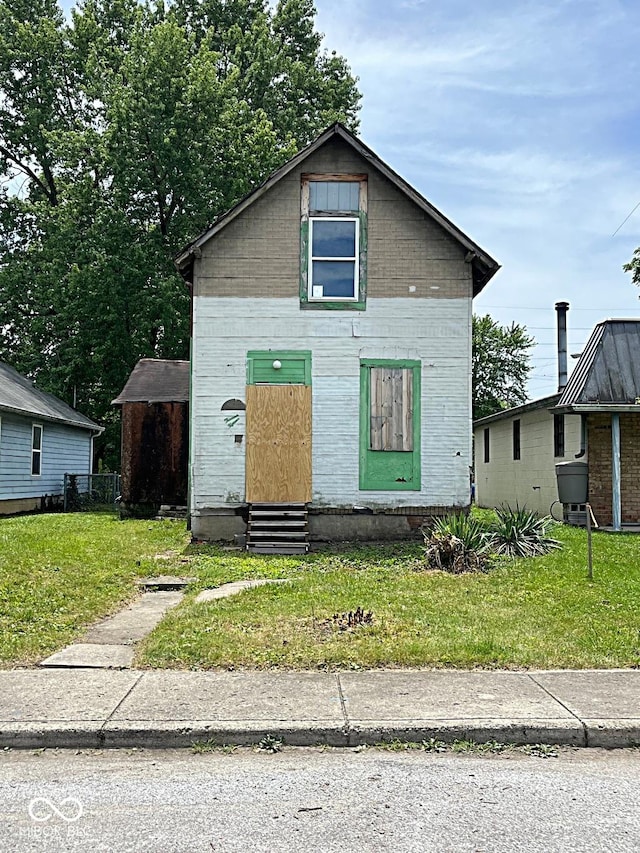 view of front of property featuring a front lawn