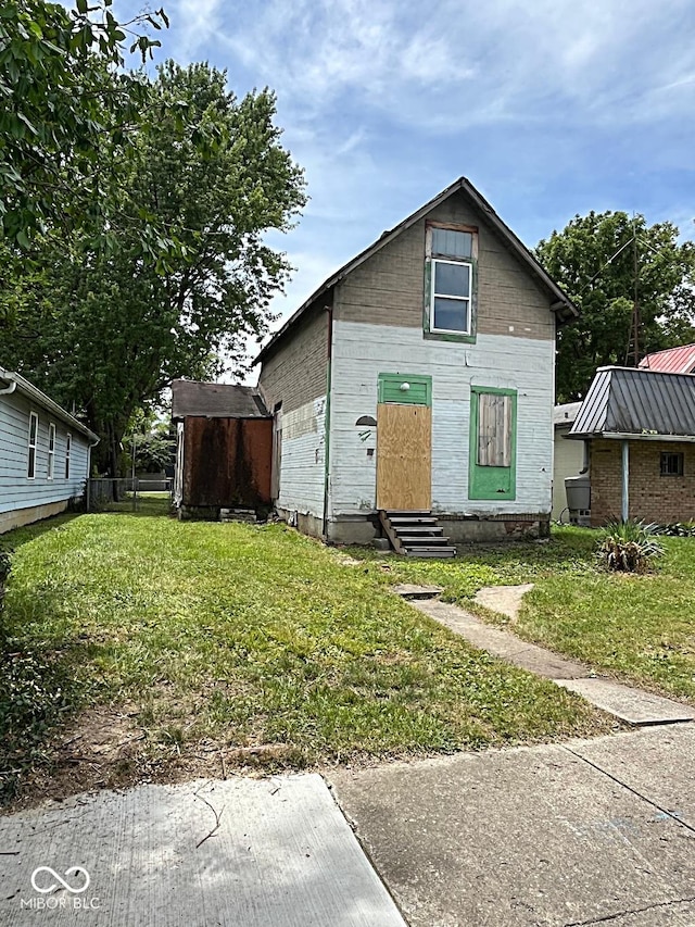 view of front of home featuring a front lawn