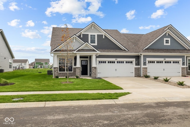 craftsman-style house featuring a front yard