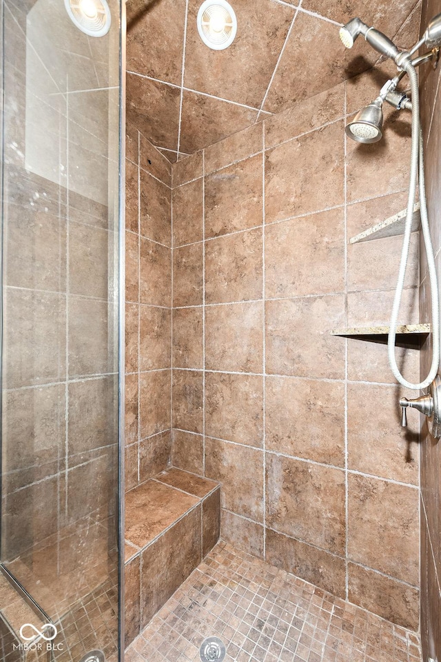 bathroom featuring tiled shower