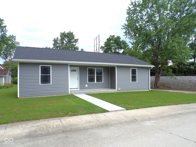 ranch-style home featuring a front lawn