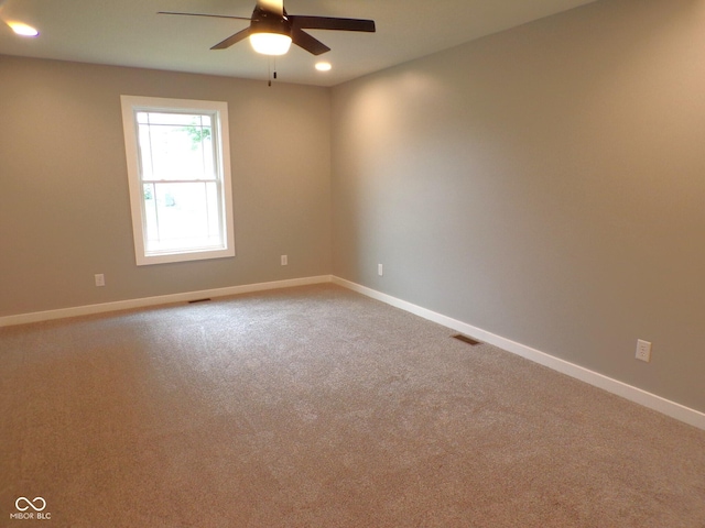 carpeted empty room featuring ceiling fan