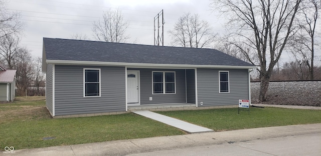 view of front of property featuring a front yard