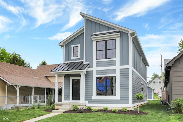 view of front of property with a front yard