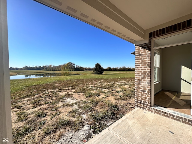 view of yard featuring a water view