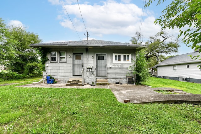 view of front of house with a front lawn