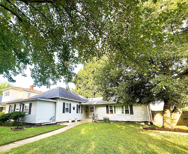 single story home featuring a front lawn