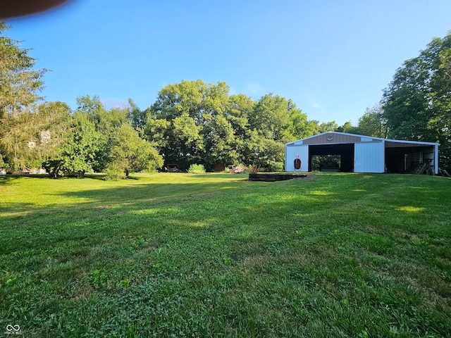 view of yard with an outbuilding and a detached garage