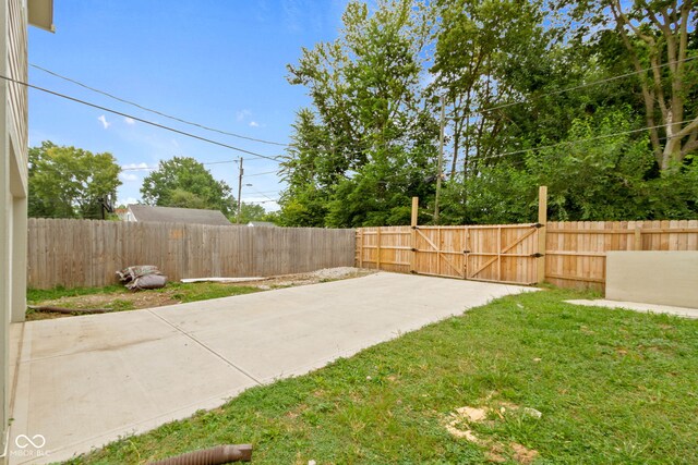 4513 Norwaldo Ave, Indianapolis, IN 46205 - view of yard featuring a patio