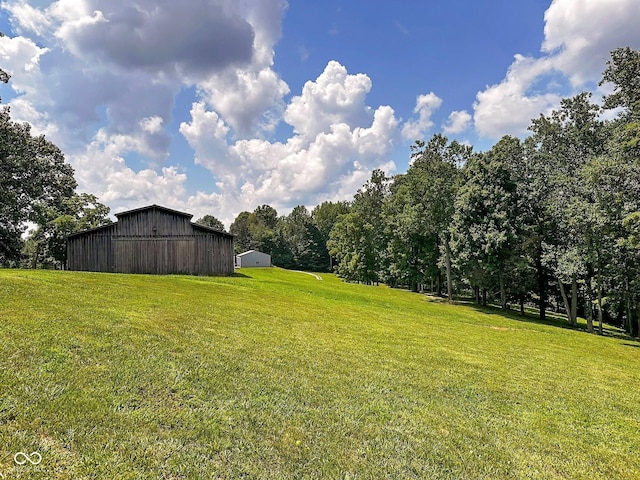 view of yard with an outbuilding