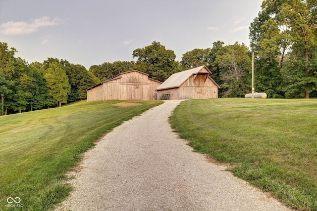 view of yard featuring an outdoor structure