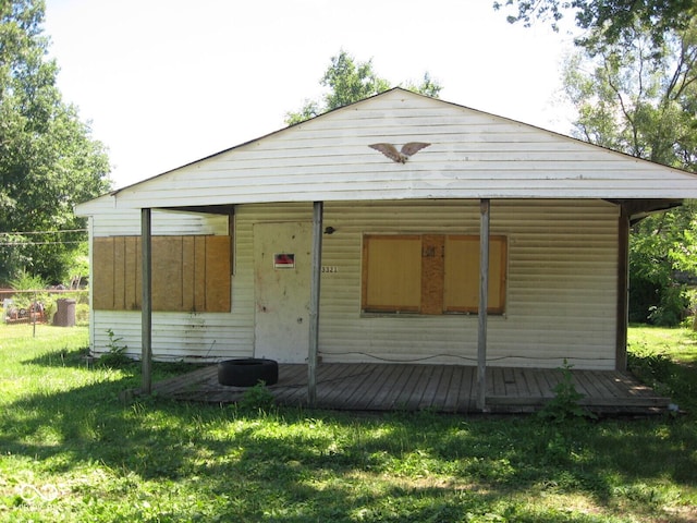 view of front facade featuring a front yard