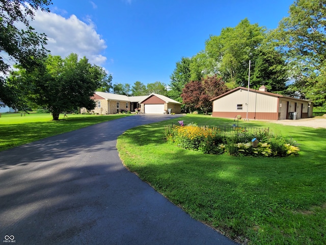 view of front of property featuring a front yard