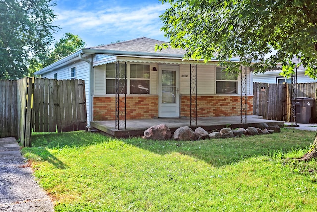 view of front of property featuring a front lawn