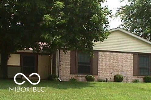 14 Winchester Ct, Anderson, IN 46013 - view of front of property featuring a front yard and brick siding