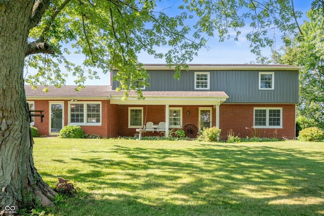 view of front of house featuring a front lawn