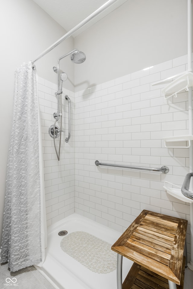 bathroom featuring a shower with shower curtain