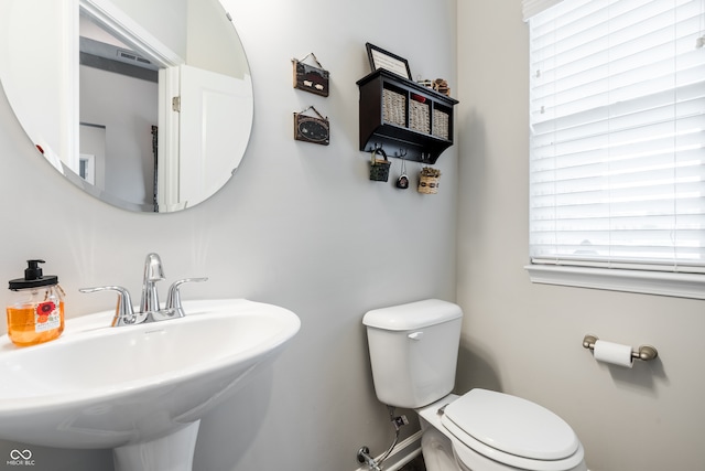 bathroom featuring toilet and sink