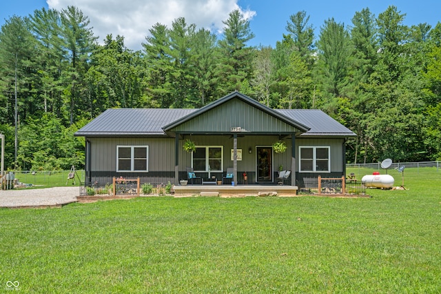 view of front facade with a front lawn and ceiling fan